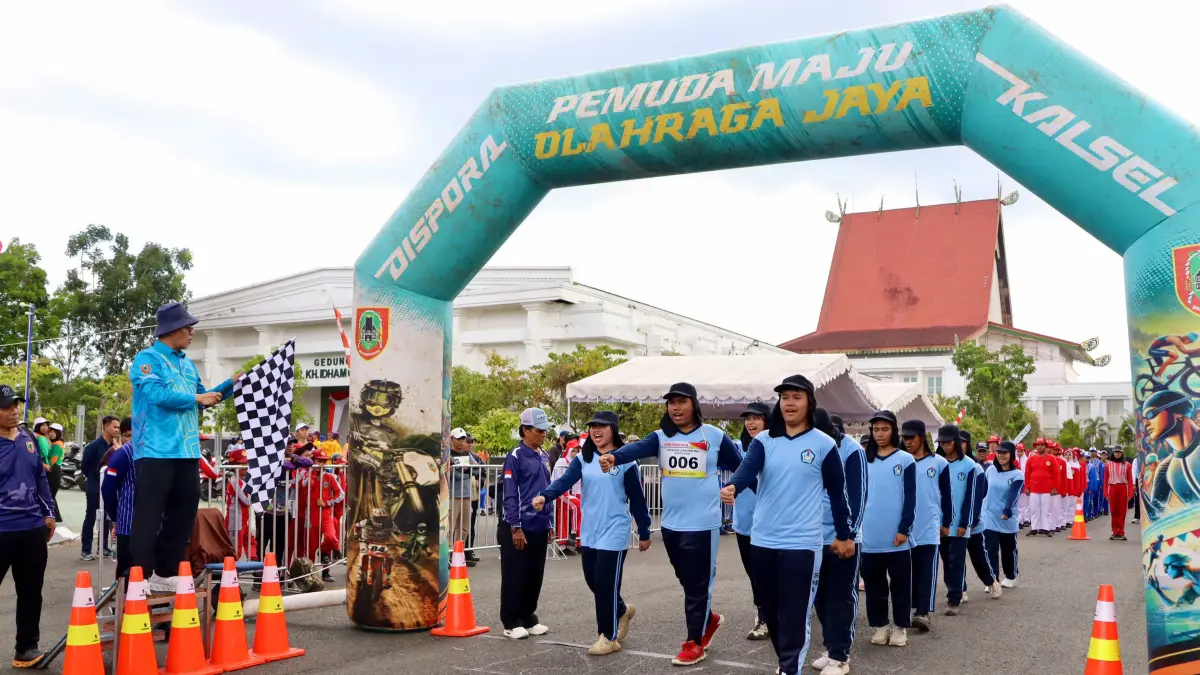 LOMBA: Asisten Perekonomian dan Pembangunan Setdaprov Kalsel, Ariadi Noor, didampingi Kepala Dispora Kalsel Pebriadin Hapiz saat melepas peserta Lomba Gerak Jalan di Halaman Gedung KH Idham Chalid, Perkantoran Pemprov Kalsel, Banjarbaru, Sabtu (8/8/2026). (Dok Dispora Kalsel)&nbsp;
