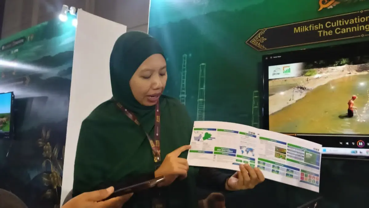 INVESTASI: Mahrita Sari, Penata Kelola Penanaman Modal dari DPMPT Kabupaten Tanah Bumbu menjelaskan tentang operasional pabrik pengalengan bandeng di Batulicin pada event Pamor Borneo 2026 di Duta Mall Banjarmasin, belum lama tadi.(Foto: Raudah Anisya/Radar Banjarmasin)