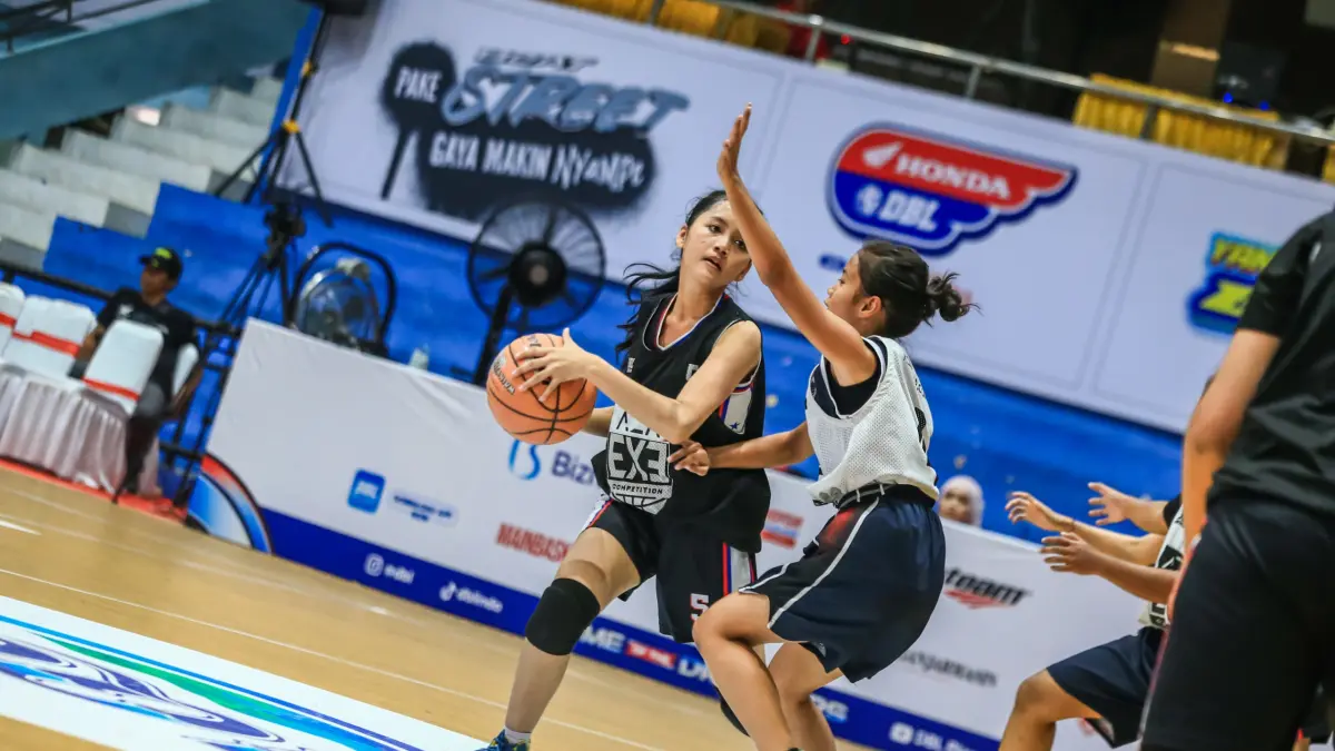 Aksi para pemain dalam laga AZA 3x3 Competition 2026 South Kalimantan di GOR Hasanuddin Banjarmasin, Minggu (9/8/2026). Tiga pertandingan berlangsung ketat dengan hasil yang ditentukan hingga detik-detik akhir. (M Idris Jian Sidik)