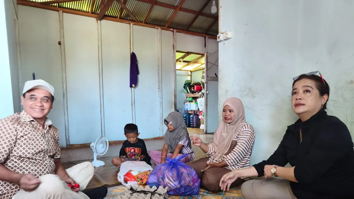 Anggota DPRD Banjarbaru saat menyambangi kediaman seorang ibu tunggal dua anak di Landasan Ulin yang tengah menghadapi kasus sengketa pengklaiman lahan oleh pihak lain (Emi Untuk Radar Banjarmasin) 