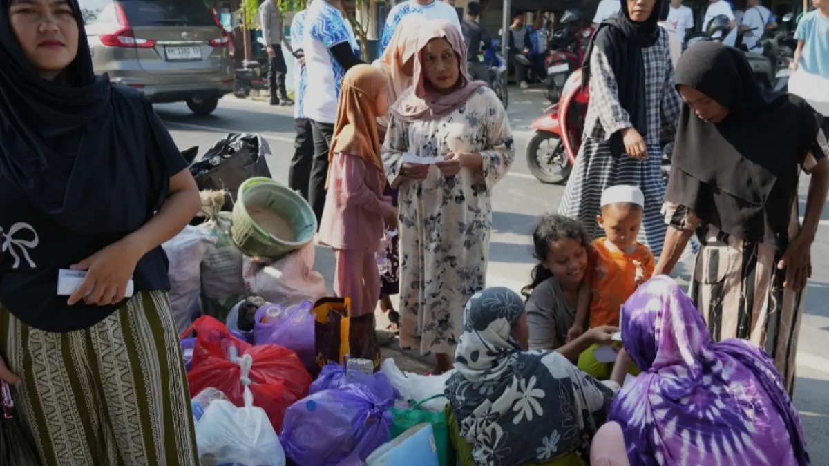 ANTUSIAS: Warga Desa Sungai Rangas Hambuku, Kecamatan Martapura Barat, Kabupaten Banjar antusias menyerahkan sampah yang ditimbang petugas untuk ditukarkan dengan sembako pada Kegiatan Green Action, Minggu (9/8/2026).&nbsp;