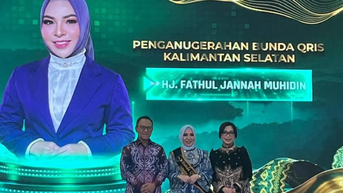 APRESIASI: Hj Fathul Jannah Muhidin dianugerahi gelar Bunda QRIS Kalsel dari BI Kalsel pada momen penutupan Pamor Borneo 2026 di Duta Mall Banjarmasin, Minggu (9/8/2026).(Foto: Raudah Anisya/Radar Banjarmasin)