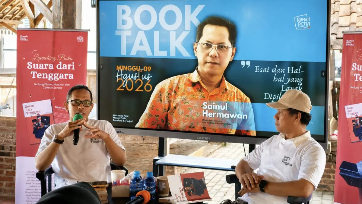 BEDAH BUKU: Sainul Hermawan membedah buku Suara dari Tenggara dalam agenda Book Talk di Waroeng Aksi Merah Putih, Batulicin, Ahad (9/8). (Foto: Zulqarnain/Radar Banjarmasin)