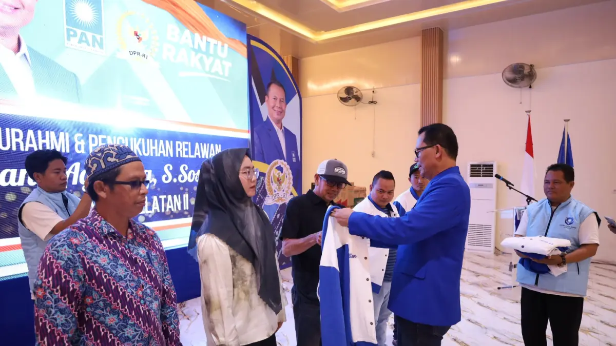 DIMULAI : Anggota Komisi III DPR RI H Endang Agustina saat mengukuhkan 1.300 relawan di Tala pada Sabtu (8/8/2026). (Foto : Ufik untuk Radar Banjarmasin)