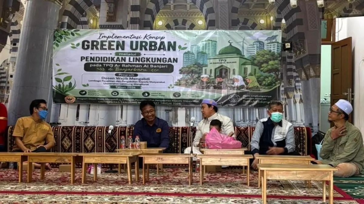 EDUKASI: Tim PDWA LPPM ULM saat memberikan edukasi kepada santri TPQ.&nbsp;