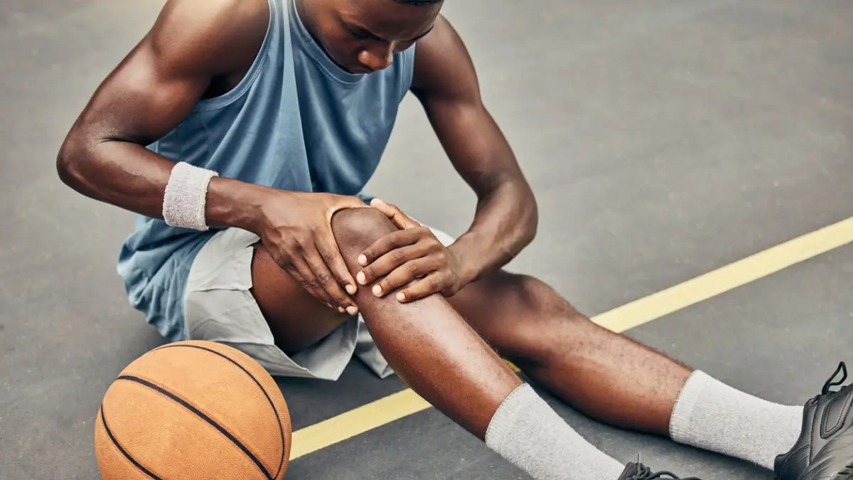 Fisioterapis olahraga Akhmad Ferdian, saat memberikan keterangan mengenai risiko cedera lutut yang mengintai para student-athlete di ajang Honda DBL with Kopi Good Day 2026 South Kalimantan di Banjarmasin. (dok Ferdian)