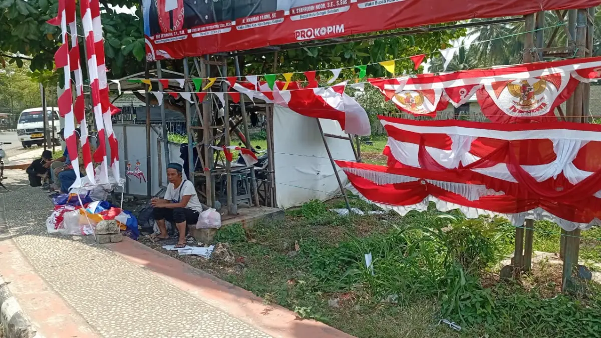 JUALAN: Pedagang menjajakan bendera Merah Putih di HSS menjelang HUT ke-81 RI. (Foto: M Padil Ihsan/Radar Banjarmasin)