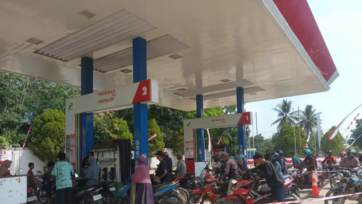 LEBIH TERTIB : Suasana antrean pertalite di SPBU Kambitin.

(Foto &nbsp;: Ibnu Dwi Wahyudi/ Radar Banjarmasin)