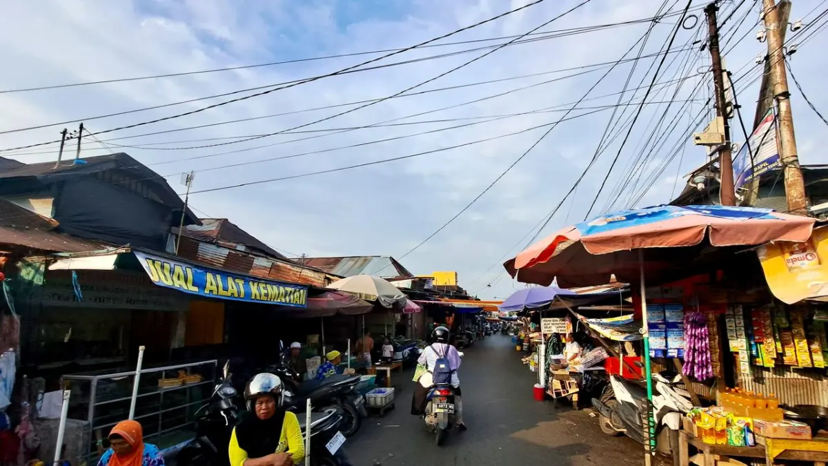 MEMINTA: Pedagang di kawasan Pasar Lama Banjarmasin. DPRD meminta relokasi tidak sekadar memindahkan pedagang, tetapi memastikan tempat baru tetap mendukung aktivitas ekonomi mereka.