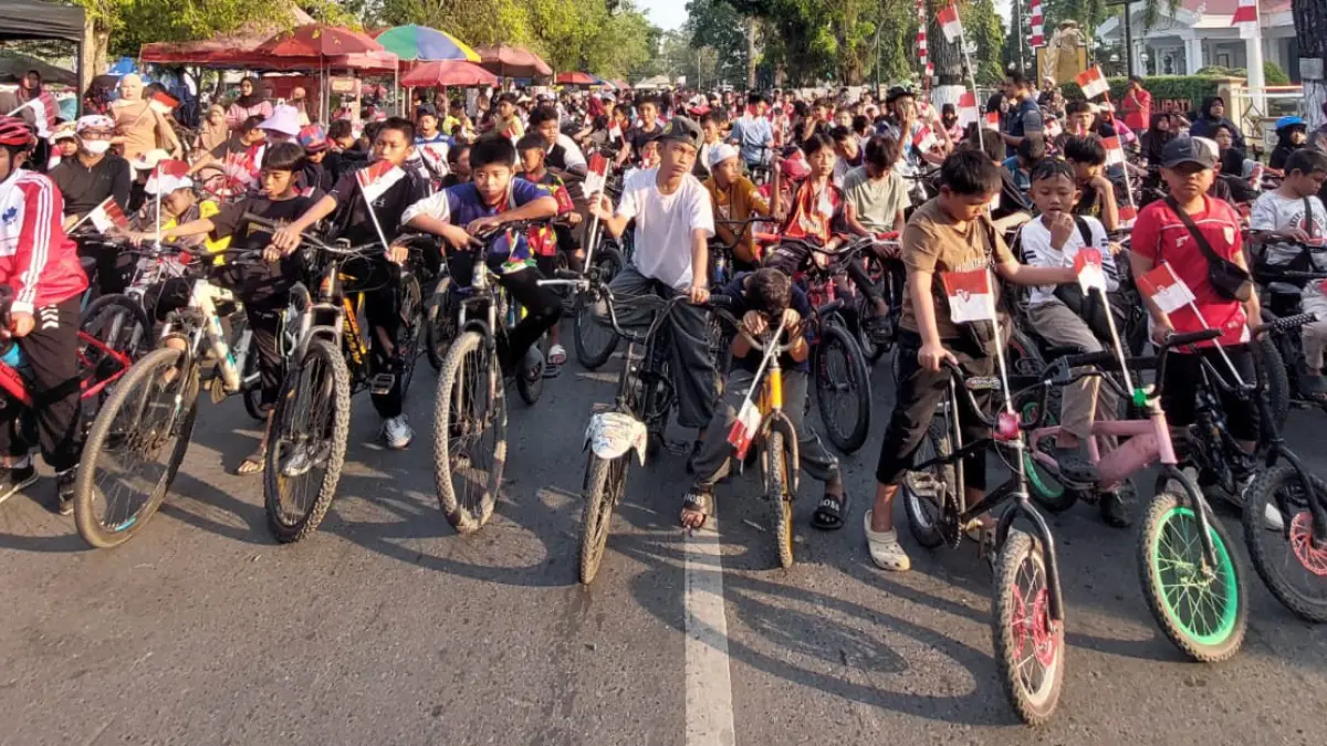 MERIAH: Ribuan peserta dari berbagai daerah ramaikan Fun Bike HST Menyala 2026.