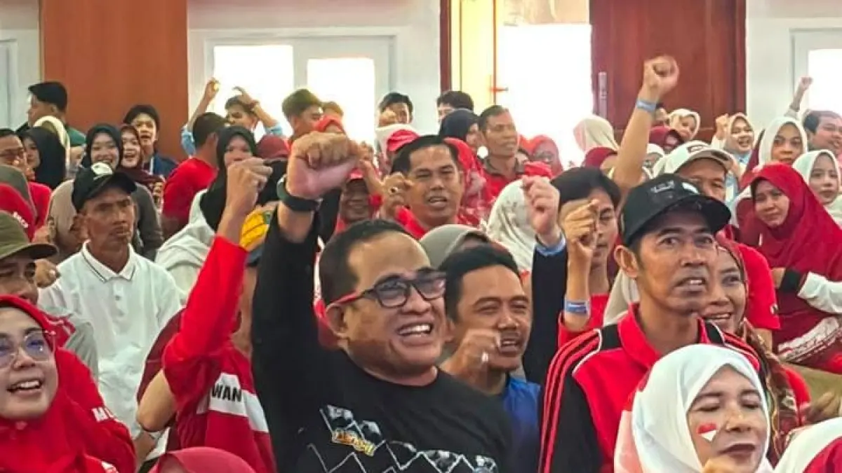 MOMEN: Bupati HSU, H Sahrujani bersama para alumni saat menghadiri Jalan Santai dan Reuni Akbar SMKN 1 Amuntai di Gedung Abdul Wahid, Amuntai.