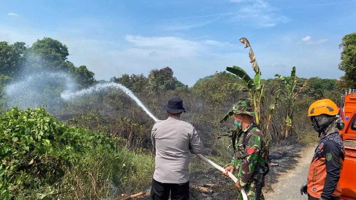 PADAMKAN: Petugas saat memadamkan api di Jalan Terantang Kecamatan Tapin Utara.
Foto Pusdalops BPBD Tapin&nbsp;