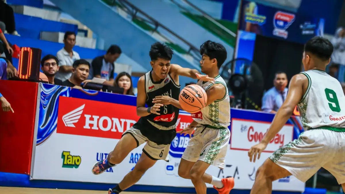 Para pemain MAN 1 Hulu Sungai Tengah (MANSAHUTE) bersiap sebelum laga perdana Honda DBL with Kopi Good Day 2026 South Kalimantan menghadapi SMKN 3 Banjarmasin di GOR Hasanuddin Banjarmasin.