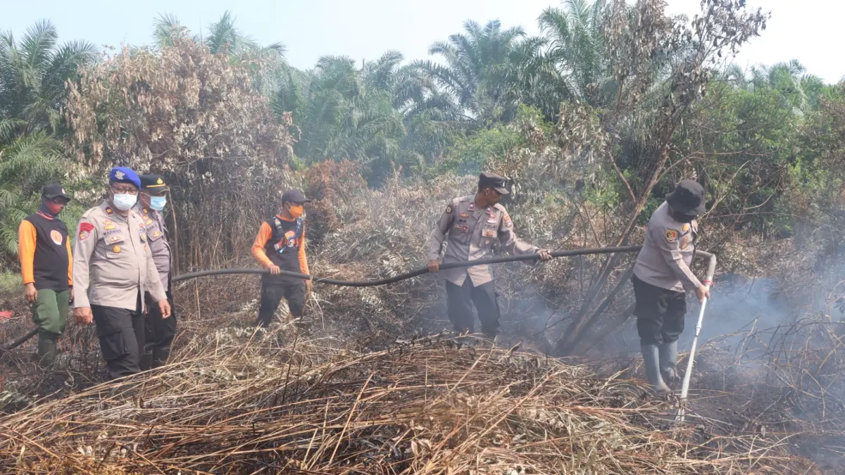PEMADAMAN: Bupati dan Wakil Bupati HSU bersama Kapolres HSU dan unsur terkait memadamkan karhutla di perbatasan HSU-Balangan. (Foto: Istimewa)