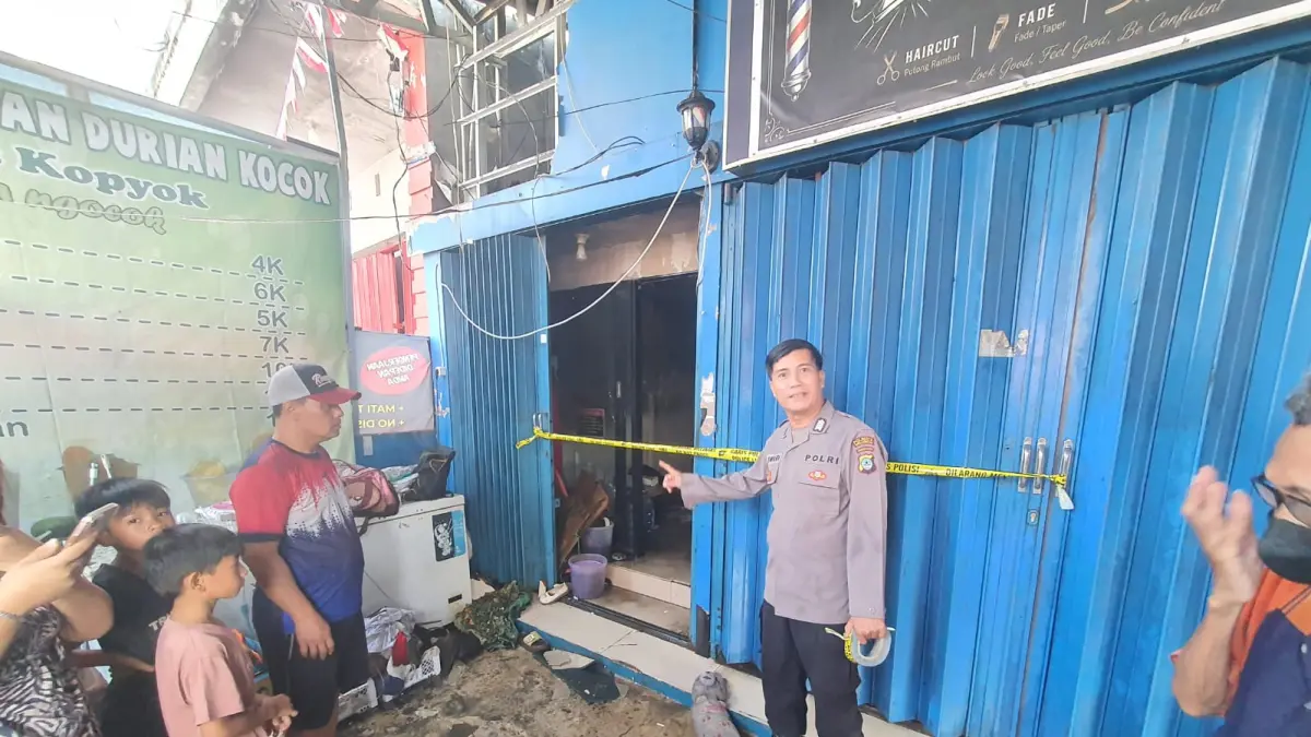 PENDATAAN: Polisi dari Polsek Banjarmasin Utara melakukan pendataan di lokasi kebakaran tiga kios di Jalan Cemara Raya, Minggu (9/8) pagi. (Polsek Banjarmasin Utara untuk Radar Banjarmasin)&nbsp;
