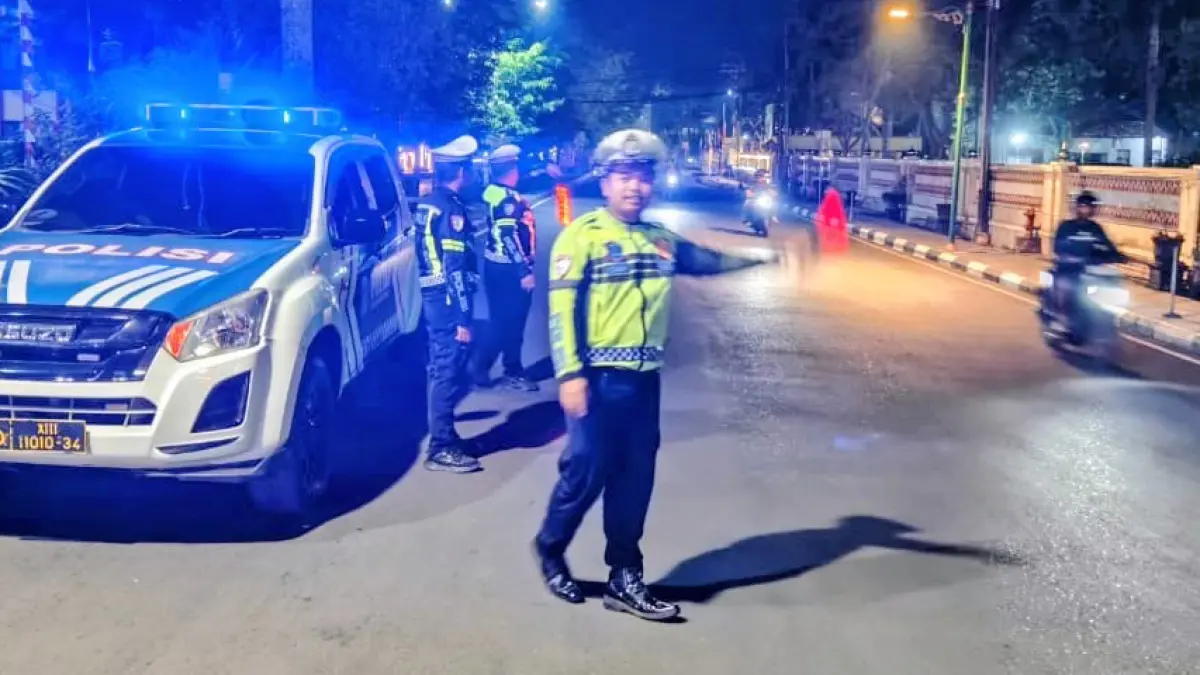 PENGAMANAN: Personel Satlantas Polres HSU saat melaksanakan patroli dan pengaturan lalu lintas di sejumlah ruas jalan di Amuntai.