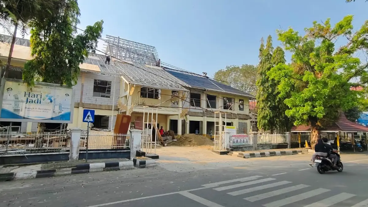 RENOVASI: Pekerja merenovasi gedung lama RSUD Pambalah Batung yang disiapkan menjadi kantor Baperinda HSU. (Foto: M Akbar)
