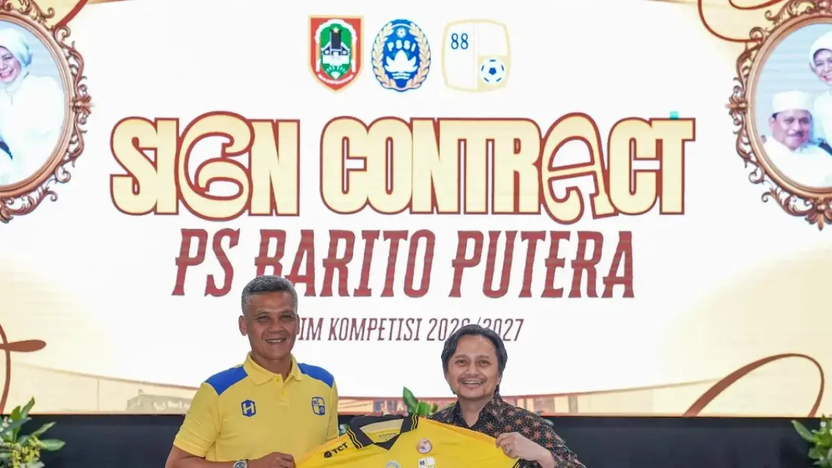 RESMI: Owner PS Barito Putera, Hasnuryadi Sulaiman, bersama &nbsp;pelatih anyar, Hendri Susilo saat prosesi penandatanganan kontrak di Mahligai Pancasila, Banjarmasin, Sabtu (8/8/2026). (Dok Barito Putera)