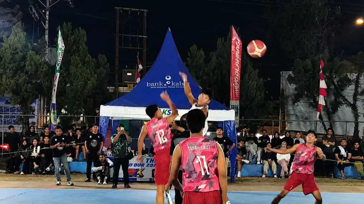 SENGIT: Laga perdana Turnamen Bupati Cup Basketball 2026 mempertemukan Brother Hood melawan SMAN 1 Pelaihari. (Foto : Medi untuk Radar Banjarmasin)