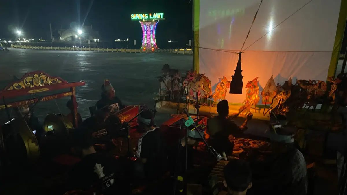 WARISAN BUDAYA: Pagelaran Wayang Kulit Banjar yang berlangsung di Siring Laut Kotabaru, Sabtu (8/8/2026) malam.(Foto: Jumain/ Radar Banjarmasin)