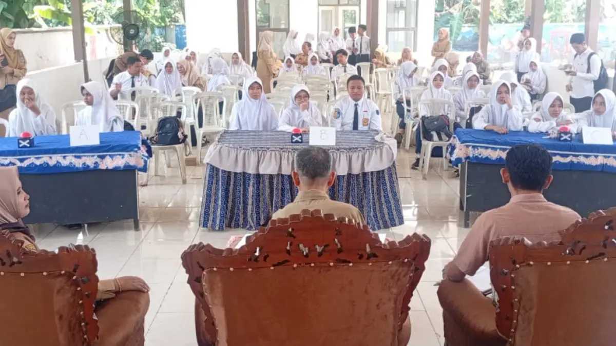 ADU CERDAS: Peserta mengikuti lomba cerdas cermat SMP di HSS. 
