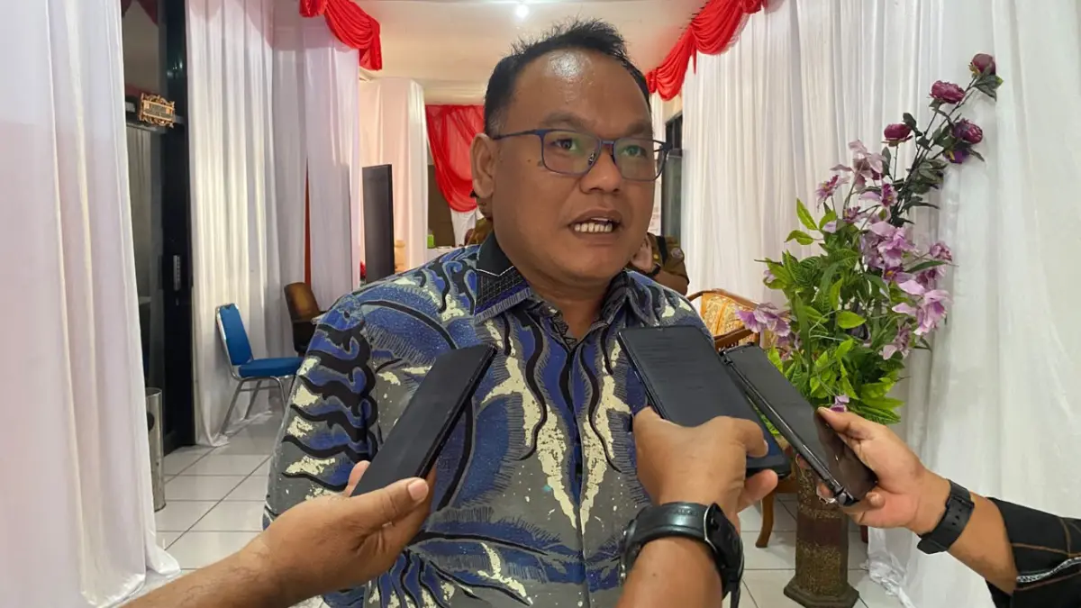 BICARA: Wakil Ketua DPRD Kotabaru Awaludin menjelaskan kepada wartawan.