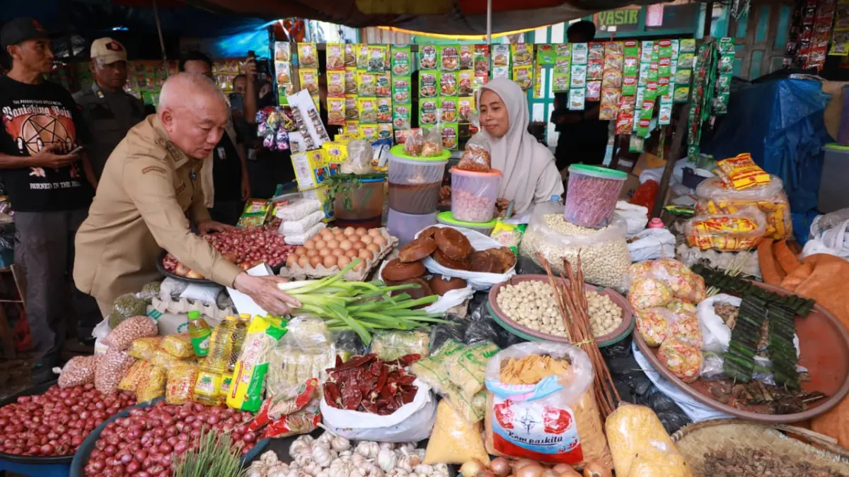 CEK SEMBAKO: Gubernur Kalsel, H Muhidin di lapak salah satu pedagang Pasar Barabai, Senin (10/8/2026).