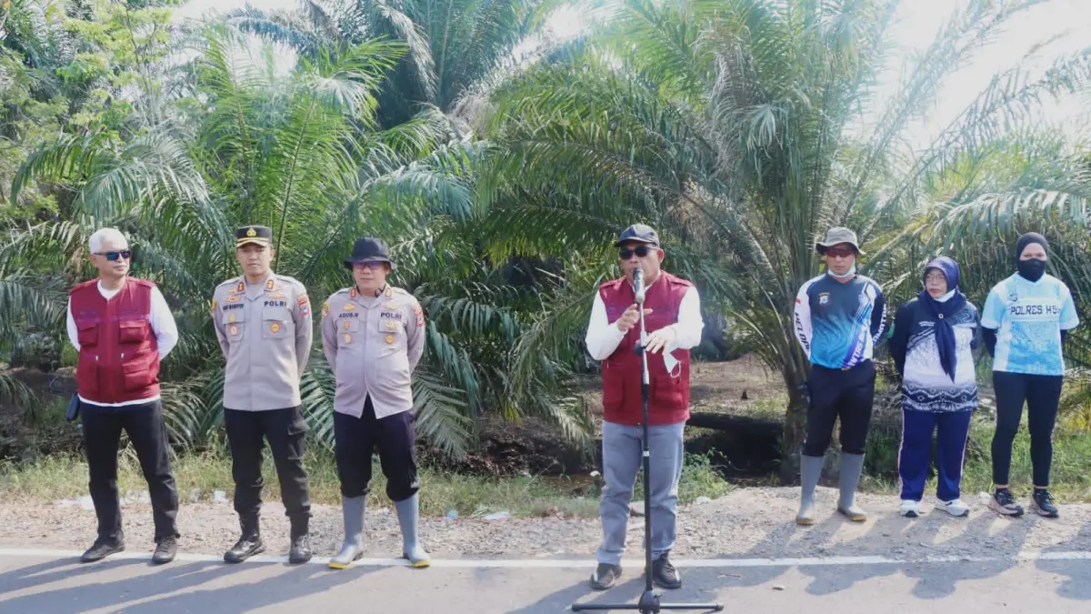 HADIR: Bupati dan Wakil Bupati Kabupaten HSU, H Sahrujani dan Hero Setiawan meninjau langsung penanganan karhutla di Desa Pulau Damar, Minggu (9/8/2026). (Foto: Pemkab HSU)&nbsp;