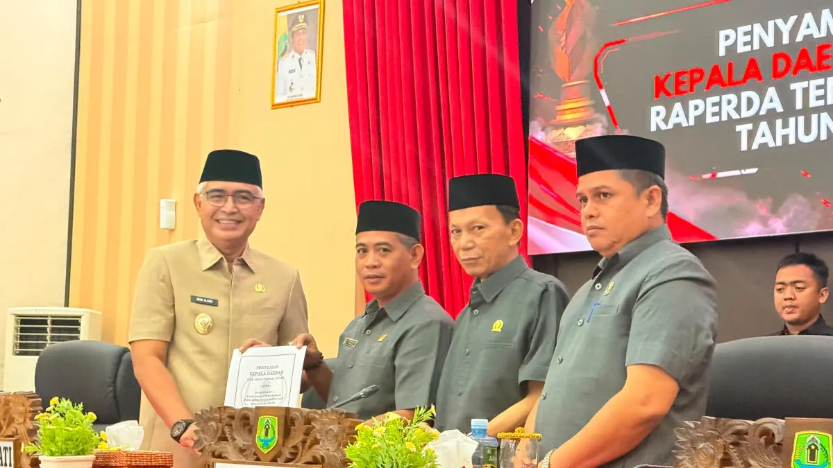 PARIPURNA: Wakil Bupati HSU Hero Setiawan menyampaikan penjelasan kepala daerah terkait Raperda Perubahan APBD 2026 dalam Rapat Paripurna ke-17 DPRD HSU, Senin (10/8/2026).&nbsp;