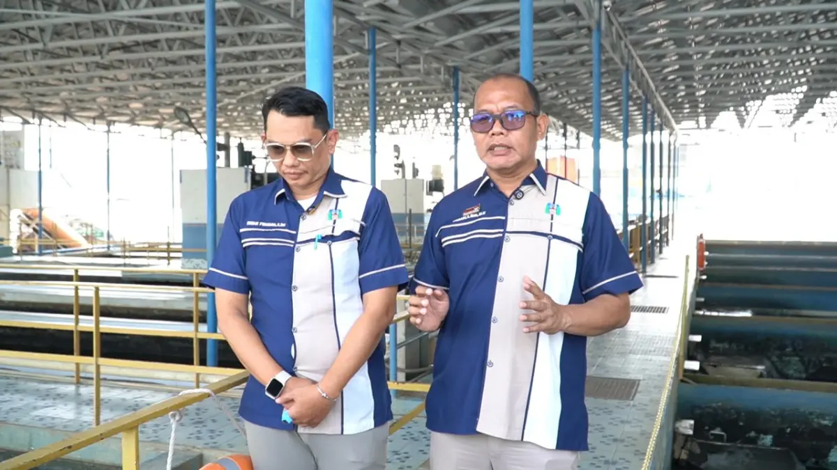 PEMANTAUAN: Dirut Zulbadi dan Dirops, Irwan Firwana melakukan pemantauan kondisi air baku di Intake Sungai Bilu. Kadar garam yang menembus 2.119 ppm membuat operasional intake dihentikan sementara. (PAM Bandarmasih untuk Radar Banjarmasin)