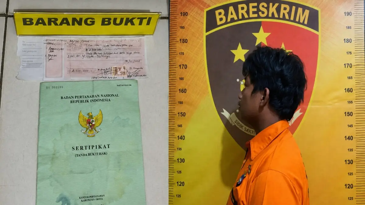 PENYIDIKAN: Polisi mengamankan IJP, terduga pelaku pencurian SHM milik warga Desa Sungai Baring, Amuntai Tengah. (Foto: Polres HSU)