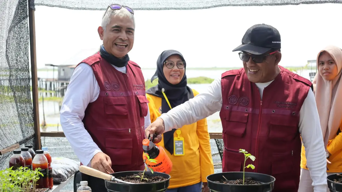 POTENSI: Bupati dan Wakil Bupati Kabupaten HSU, H Sahrujani dan Hero Setiawan melakukan penanaman perdana bibit cabai, terong, dan tomat di Desa Kalumpang, lewat pengabdian masyarakat oleh tim ULM melalui penerapan inovasi media tanam.(Foto: Pemkab HSU)