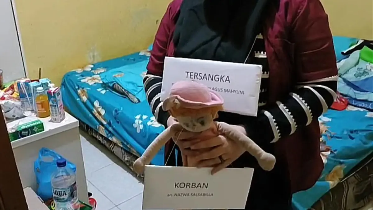 REKONSTRUKSI: Salah satu adegan yang diperagakan dalam rekonstruksi. (Sheilla/Radar banjarmasin)&nbsp;