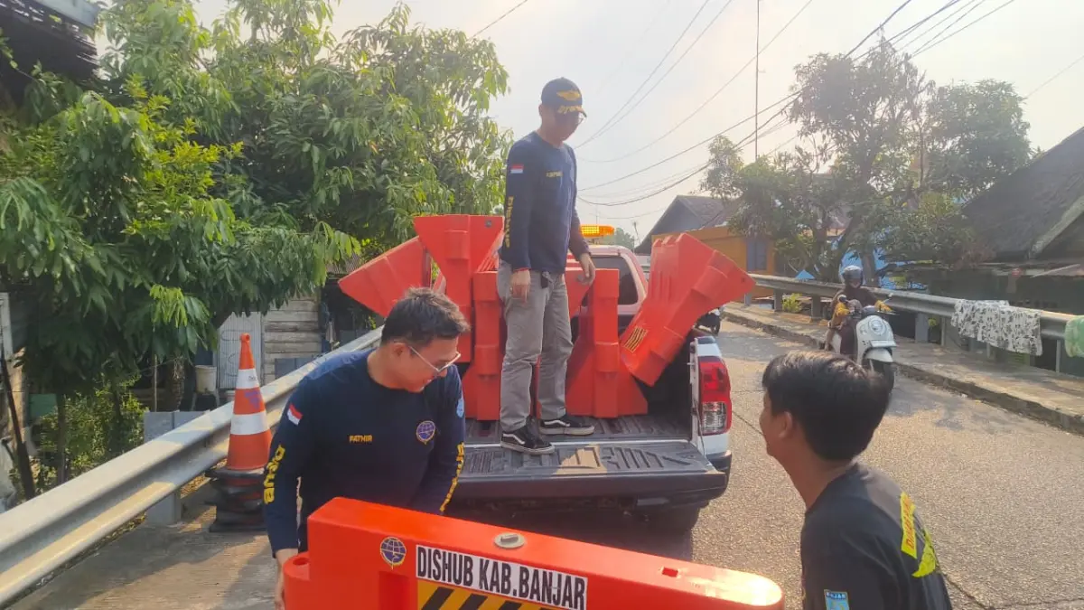 SIAPKAN: Dishub Kabupaten Banjar menyiapkan rekayasa lalu lintas mulai pukul 18.30 Wita untuk mengantisipasi kepadatan kendaraan. (FADLAN ZAKIRI/RADAR BANJARMASIN)