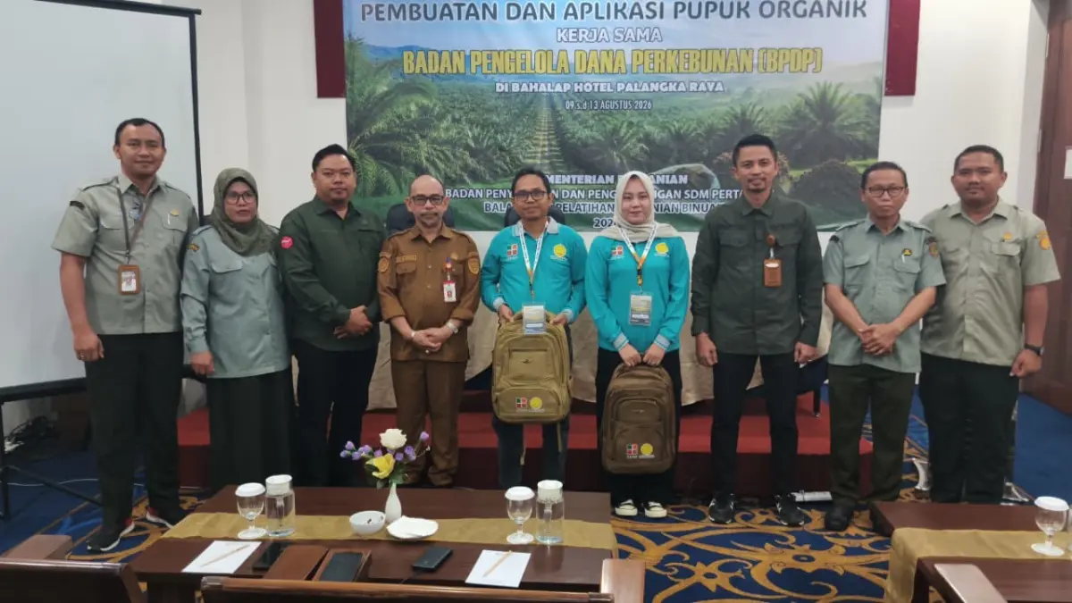 SIMBOLIS: Dua orang perwakilan peserta menerima tas.