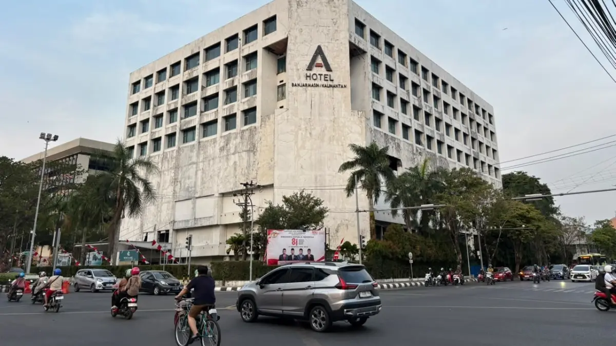 TERBENGKALAI: Berada di jantung Kota Banjarmasin, Plaza Junjung Buih yang terakhir bernama Hotel A kini tak terawat.