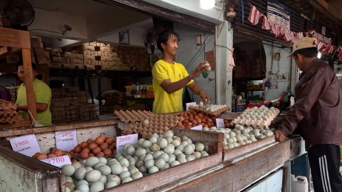 TIDAK NAIK: Harga telur ayam di Pasaran Kota Banjarmasin stabil jelang bulan Maulid.(Foto: Raudah Anisya/Radar Banjarmasin)&nbsp;