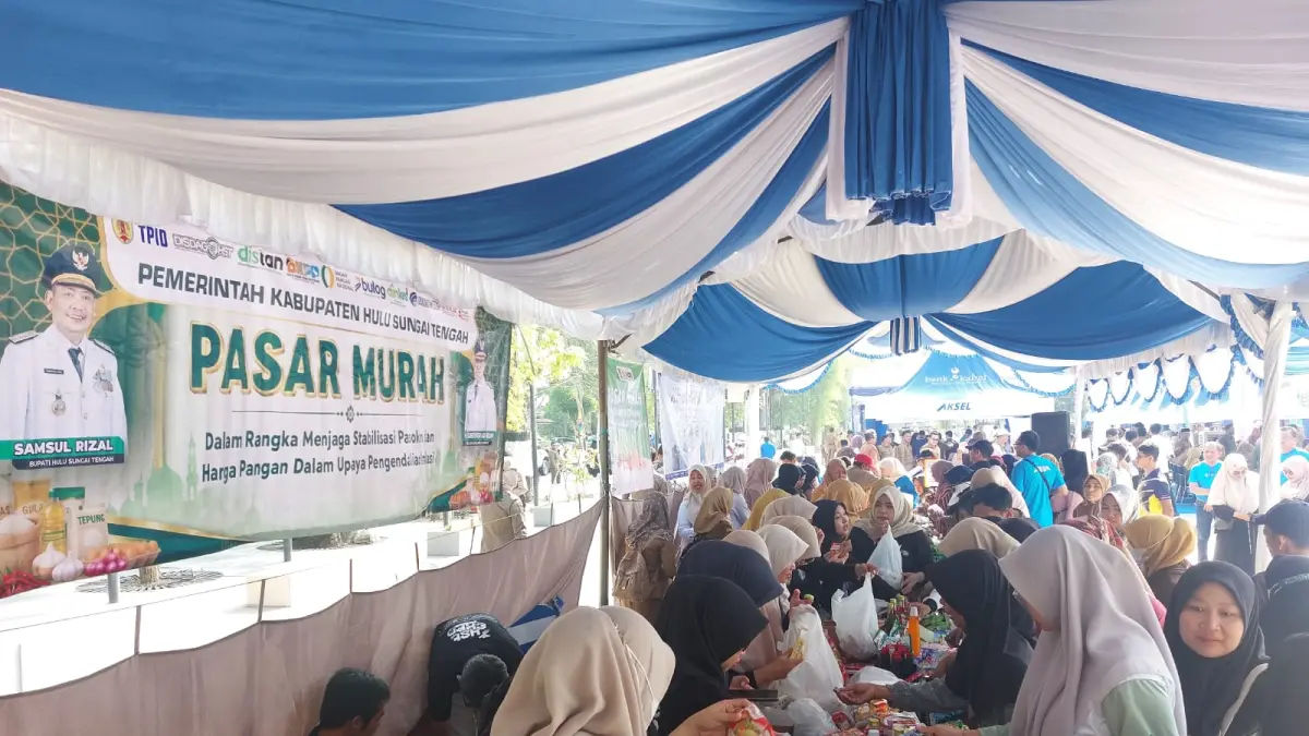 Warga menyerbu stan pangan murah di Lapangan Dwi Warna Barabai, Senin (10/8/2026). (Jamaluddin/Radar Banjarmasin).