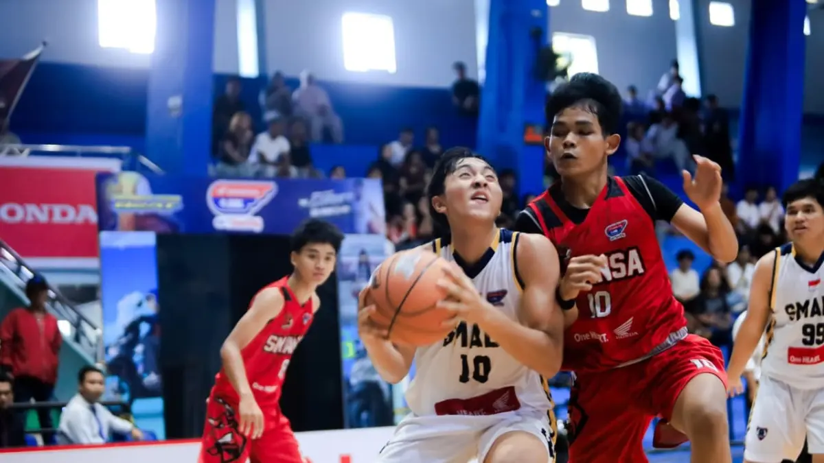 TAK TERDUGA: Para pemain berduel dalam laga Honda DBL with Kopi Good Day 2026 South Kalimantan di GOR Hasanuddin Banjarmasin, Senin (10/8/2026) sore, yang menyajikan dua upset besar dalam satu hari dengan selisih poin yang sangat tipis. (Foto: M Idris Jian Sidik)