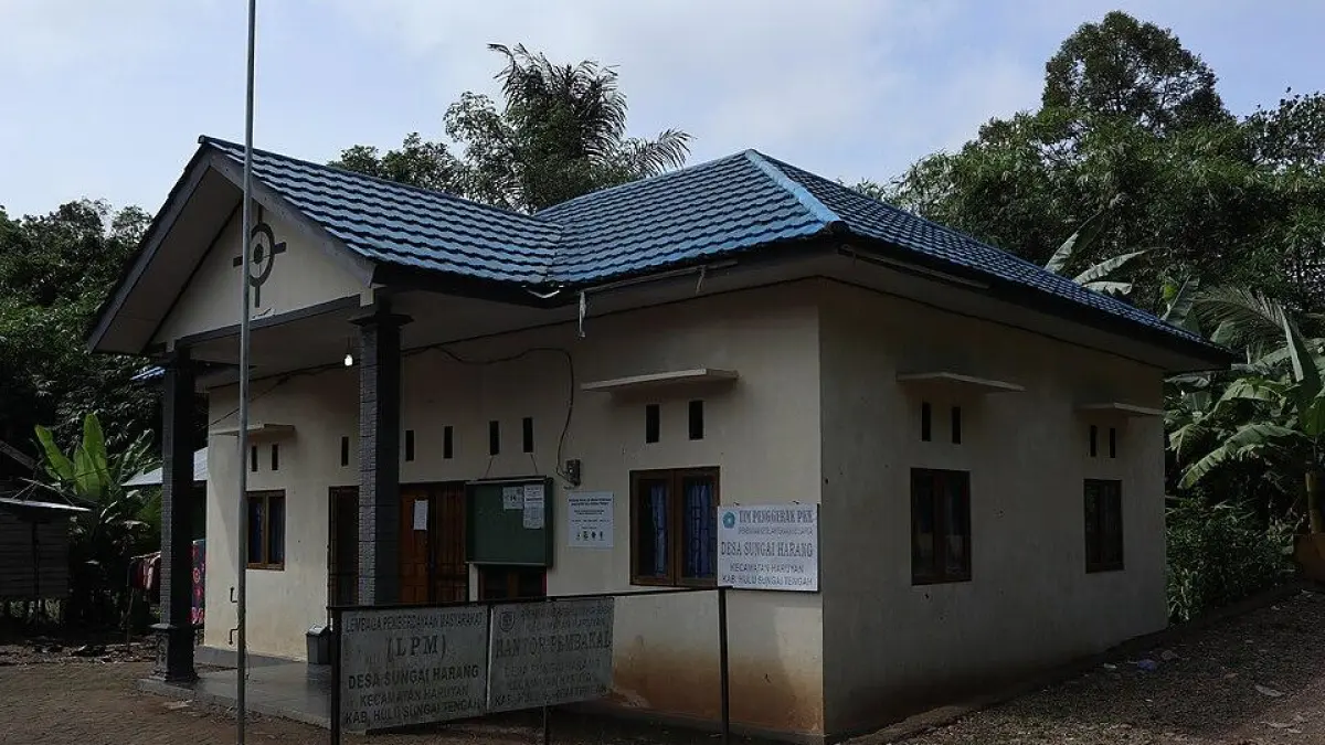 ASRI: Kantor Desa Sungai Harang, Kecamatan Haruyan. Di sini terdapat sebuah lokasi sarat mitos. Lok Laga, atau Teluk Naga. (Wikipedia)