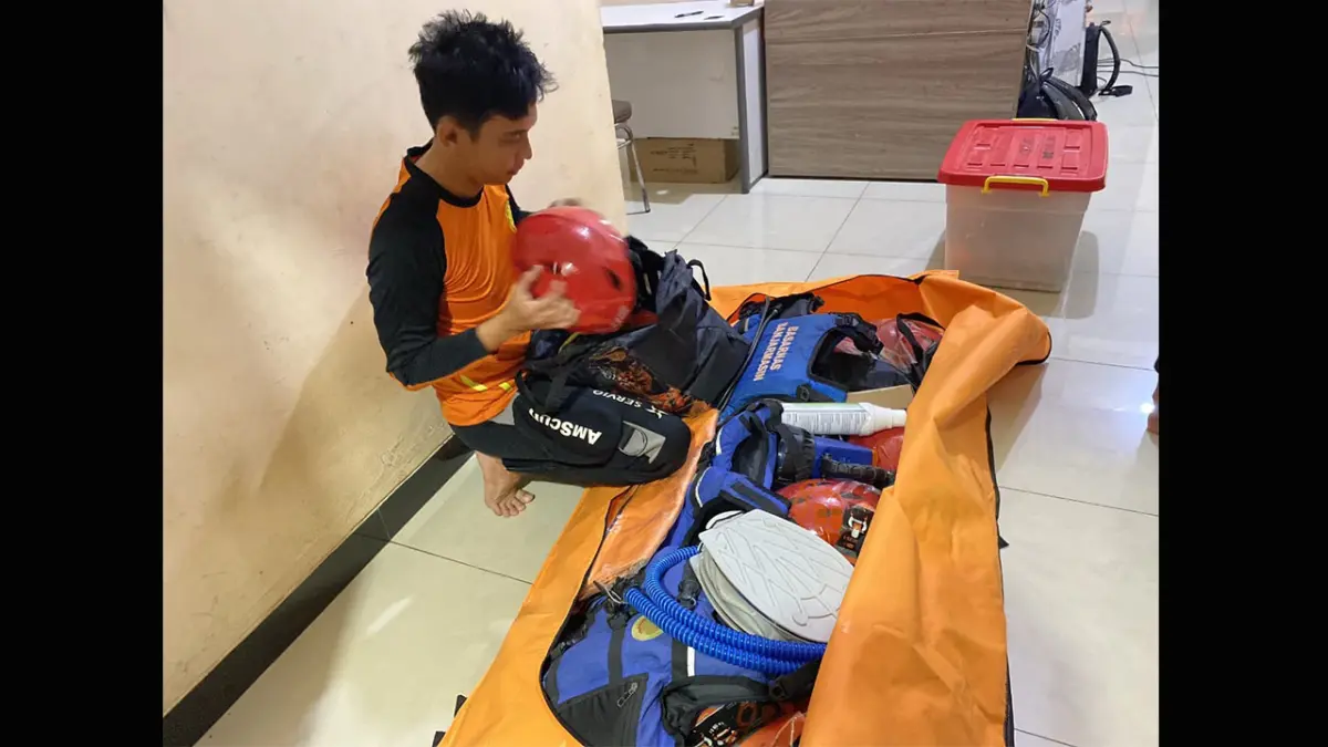 CEK PERALATAN SELAM: Tim SAR Gabungan bersiap melakukan pencarian Bahrani (59), warga Mantewe yang diduga tenggelam saat mencari ikan di sebuah danau di Kampung Batu Harang, Senin (10/8/2026) malam.