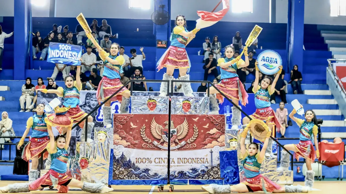 GRANDE: Tim dance SMA Kristen Kanaan Banjarmasin tampil dengan koreografi energik dan beragam properti di AQUA DBL Dance 2026 South Kalimantan. (Foto: DBL Indonesia)
