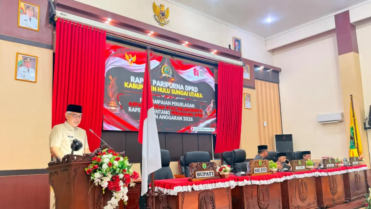 HADIR: Wakil Bupati kabupaten Hulu Sungai Utara (HSU), Hero Setiawan menyampaikan penjelasan Kepala Daerah terkait Raperda Perubahan APBD Tahun Anggaran 2026 dalam Rapat Paripurna DPRD HSU di Gedung DPRD HSU, Amuntai. (Foto: Pemkab HSU)