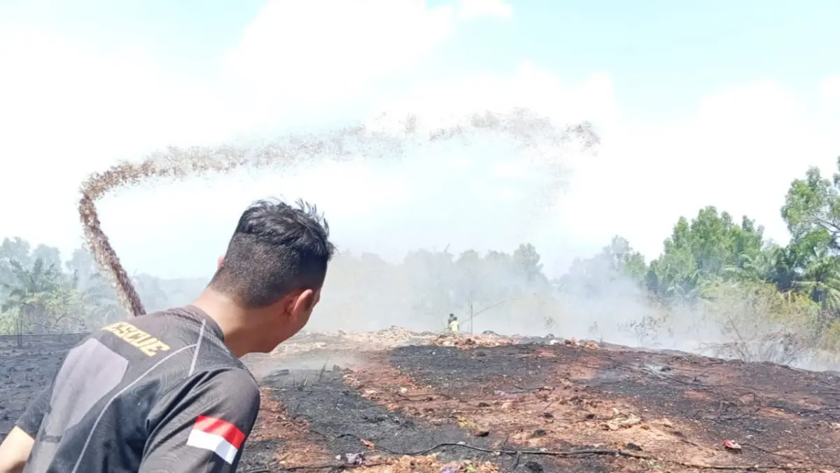 Kebakaran lahan di Jalan Gubernur Soebardjo, Banjarmasin Selatan. (BPBD Banjarmasin)