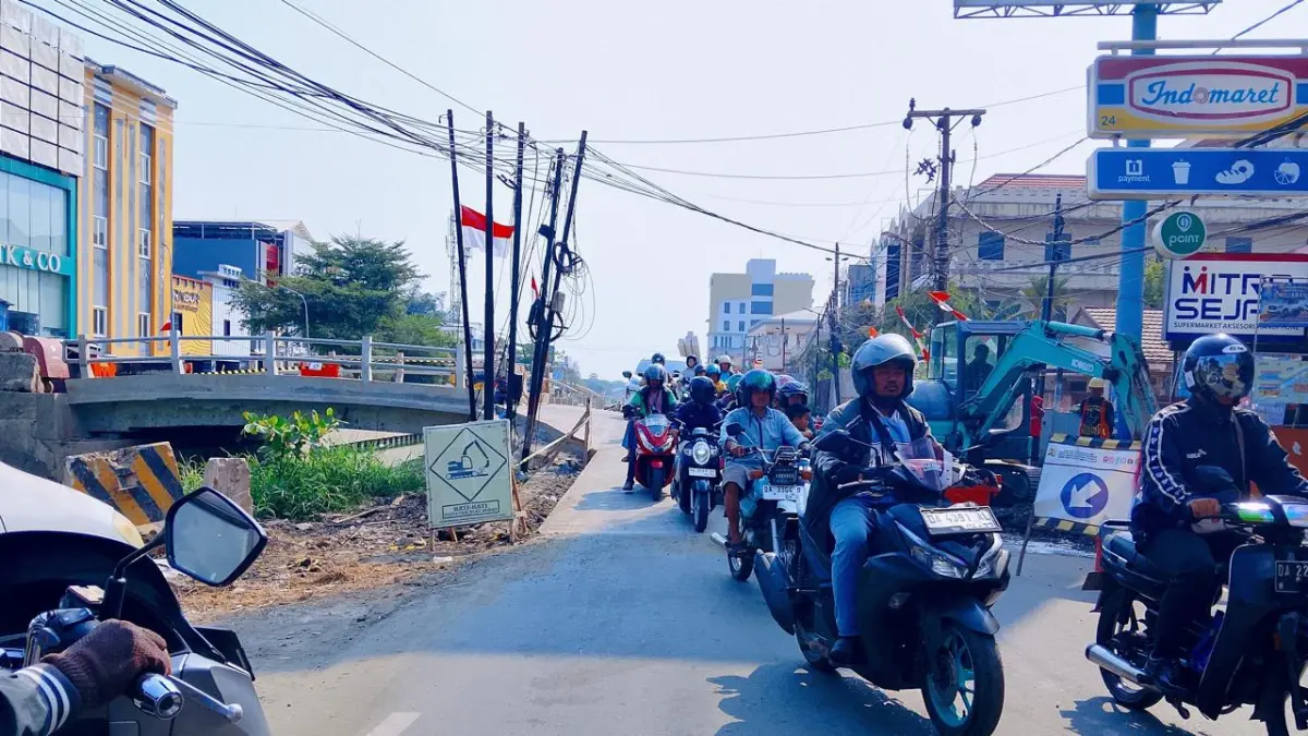 Kondisi pembangunan jembatan penghubung Jalan Simpang Ulin-Jalan Veteran menuai kekhawatiran warga. (Endang Syarifuddin/Radar Banjarmasin)&nbsp;