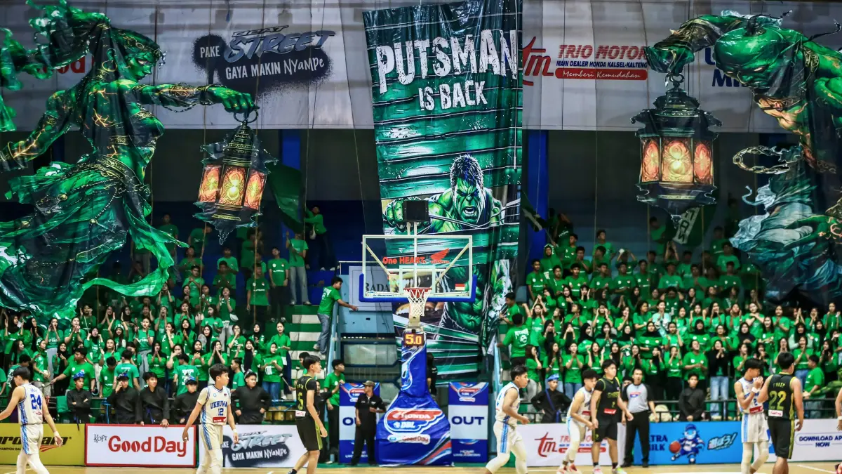 KOREO: Putsman menampilkan giant banner 3D sebagai bagian dari koreografi tribun SMAN 1 Banjarmasin. (Foto: DBL Indonesia)