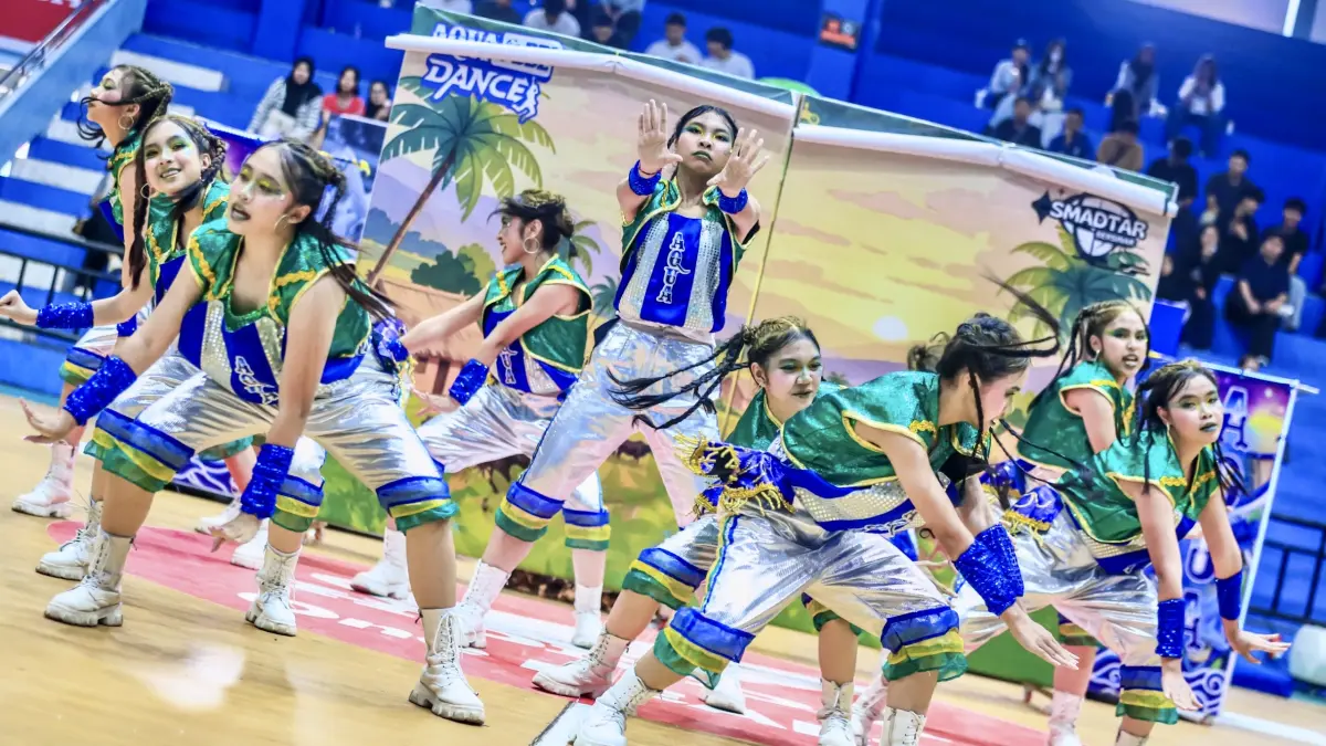 KREATIF: Tim dance SMAN 2 Banjarbaru mengangkat legenda Timun Mas melalui perpaduan tari dan musik modern. (Foto: DBL Indonesia)
