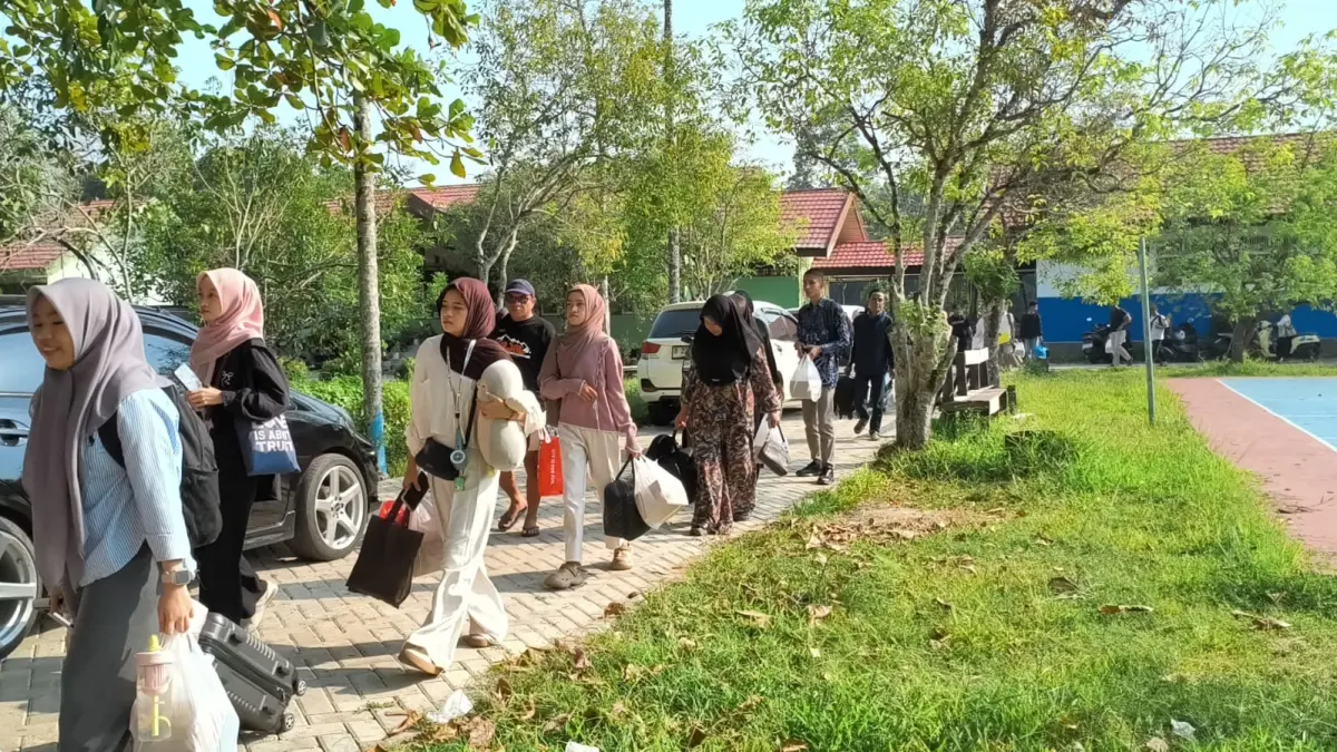 Mahasiswa PSDKU ULM di HST berangkat mengikuti PKKMB di Banjarmasin. (Disdik HST)
