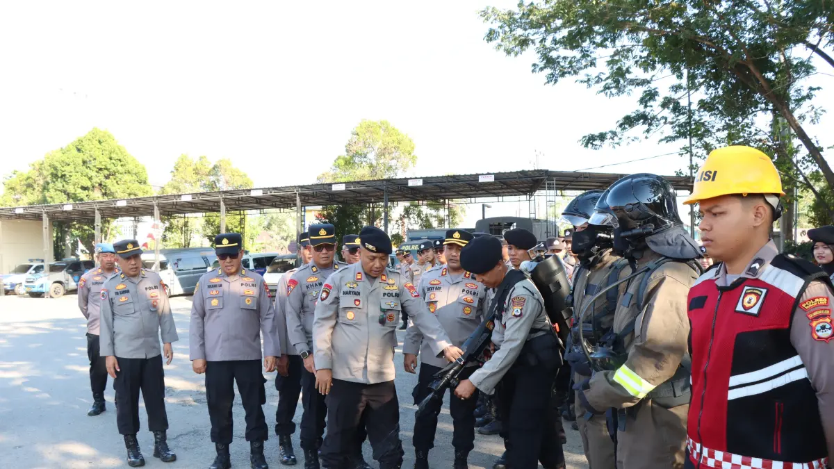 MENGECEK: Kapolres Tala AKBP Ricky Boy Siallagan mengecek kesiapan sarana prasarana penanggulangan karhutla yang dimiliki personilnya. (Foto: Humas Polres Tala)