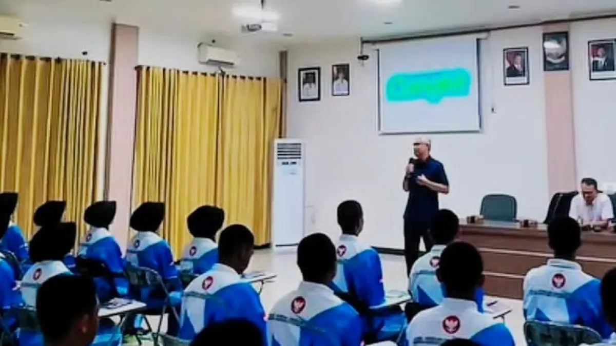 MOTIVASI: Wakil Bupati Kabupaten HSU, Hero Setiawan memberikan motivasi kepada anggota Paskibraka HSU Tahun 2026 di Aula BKPSDM HSU, Senin (10/8/2026). (Foto: Pemkab HSU)